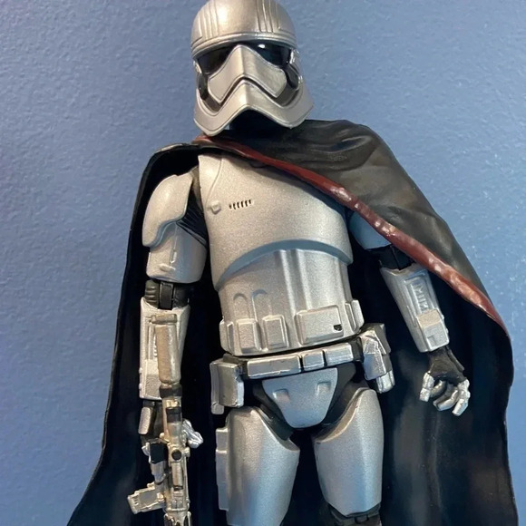 Star Wars Elite Series - Disney Store Exclusive - Die-Cast Captain Phasma 7 1/4” - Picture 4 of 14